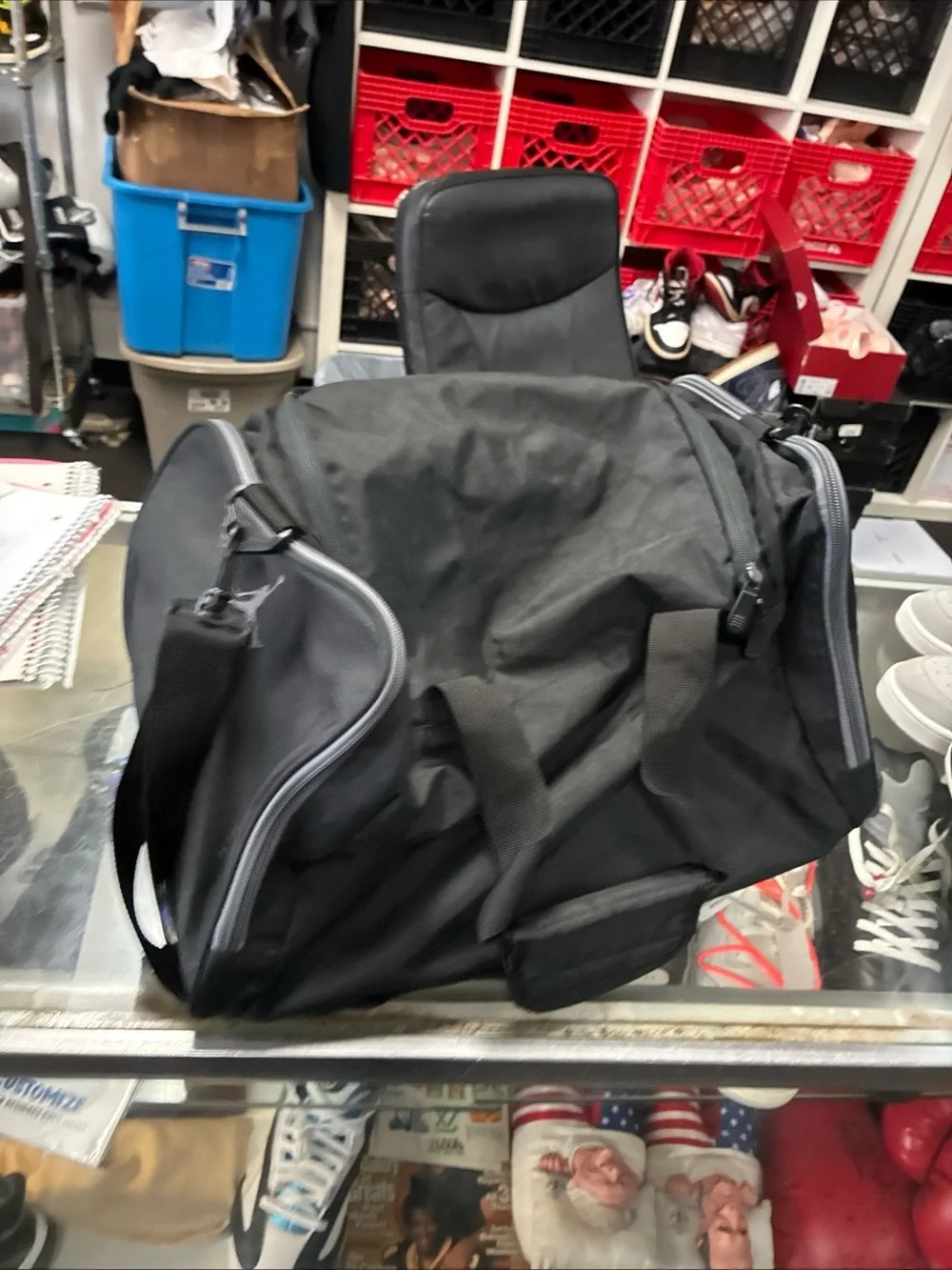 Nike Duffle Gym Bag ( 17”x11”x10”) Black E2-759 Pre Owned Used